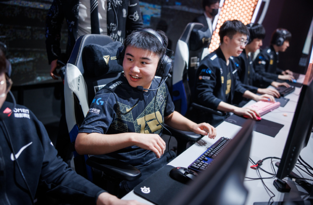 PG中国登录入口-DFM横扫RNG，Uzi单局斩获MVP鏖战多局成都决赛之夜，点燃全场激情